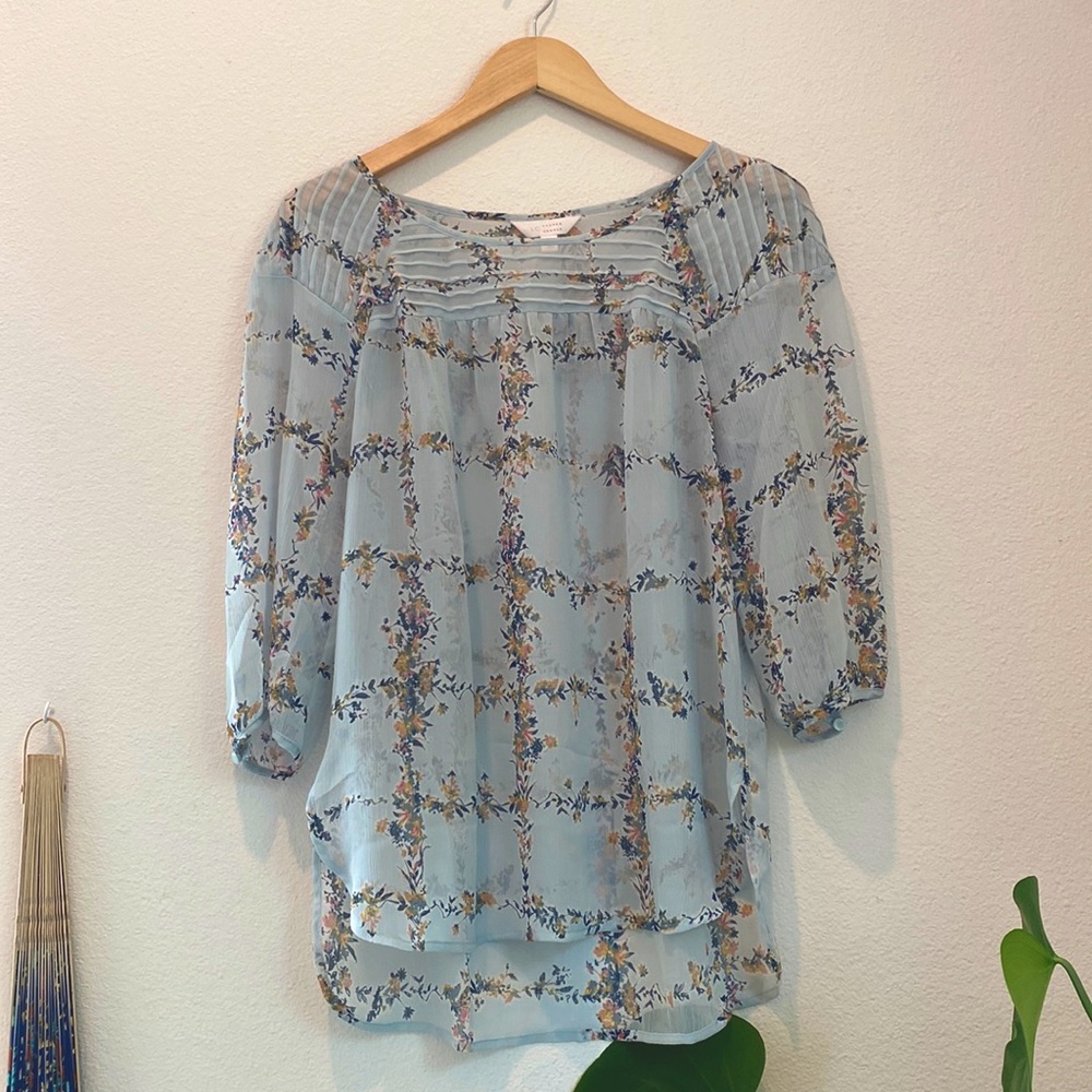 Flowy floral blue top thats great with jeans and a pair of heels 🫶🏽